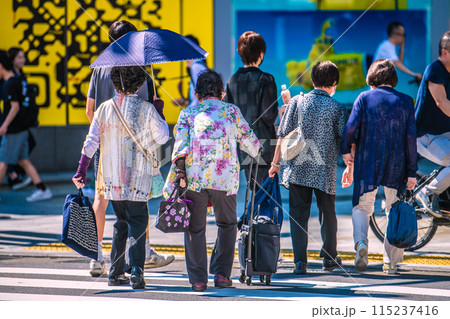 日本の東京都市景観 マ姿の高齢者らが…早くも夏本番の猛烈な日差し…学んでほしいのだが…＝渋谷宮益坂下 115237416