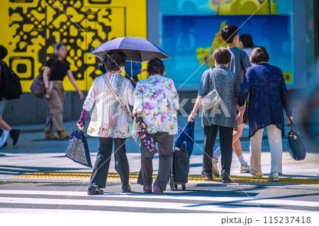 日本の東京都市景観 マ姿の高齢者らが…早くも夏本番の猛烈な日差し…学んでほしいのだが…=渋谷宮益坂下 日本の東京都市景観 マ姿の高齢者らが…早くも夏本番の猛烈な日差し…学んでほしいのだが…=渋谷宮益坂下 115237418