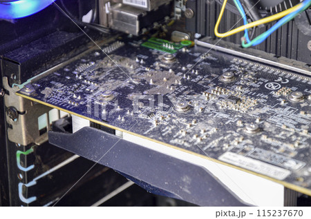 The computer is old and dusty. The computer is old and dusty. 115237670