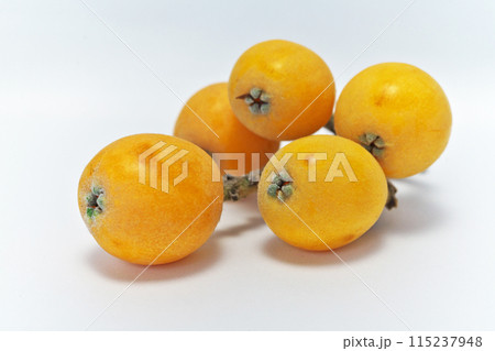 黄色い美味しそうなビワの実(夏、六月) 黄色い美味しそうなビワの実(夏、六月) 115237948