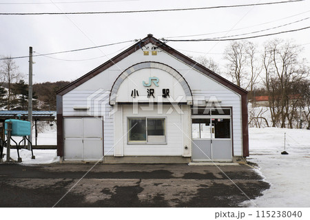 どんよりとした厳寒の2月、数人の乗降客を待ち受けるJR函館本線小沢駅 115238040