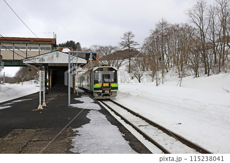 どんよりとした厳寒の2月、数人の乗降客を待ち受けるJR函館本線小沢駅 どんよりとした厳寒の2月、数人の乗降客を待ち受けるJR函館本線小沢駅 115238041
