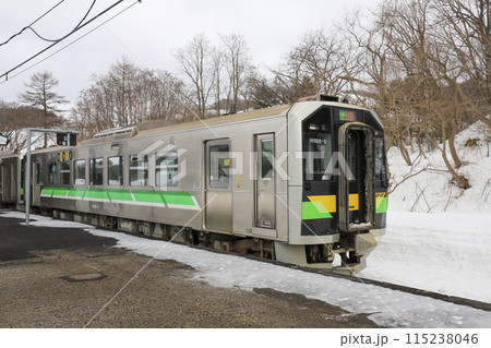 どんよりとした厳寒の2月、数人の乗降客を待ち受けるJR函館本線小沢駅 115238046