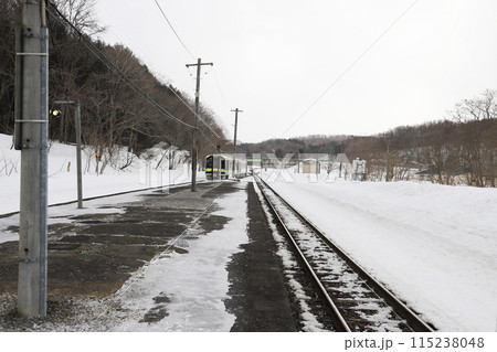 どんよりとした厳寒の2月、数人の乗降客を待ち受けるJR函館本線小沢駅 どんよりとした厳寒の2月、数人の乗降客を待ち受けるJR函館本線小沢駅 115238048