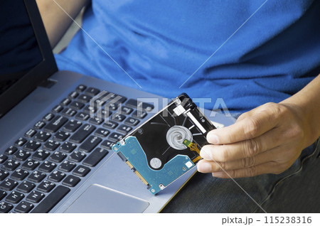 Men hold hard drives, hard drives are still popular today. Men hold hard drives, hard drives are still popular today. 115238316