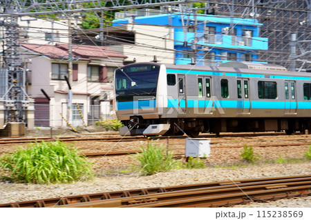 京急の花月総持寺駅付近を走行する京浜東北線（神奈川県横浜市鶴見区） 115238569