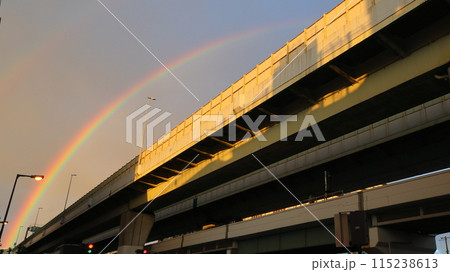 高速道路に架かる二重の虹 高速道路に架かる二重の虹 115238613