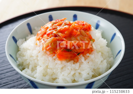 白菜キムチを乗せたご飯 115238633