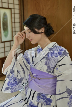 浴衣を着た若い女性のポートレート 115238678