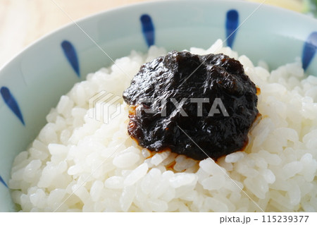 海苔の佃煮をのせたご飯 115239377