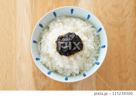 海苔の佃煮をのせたご飯 115239380