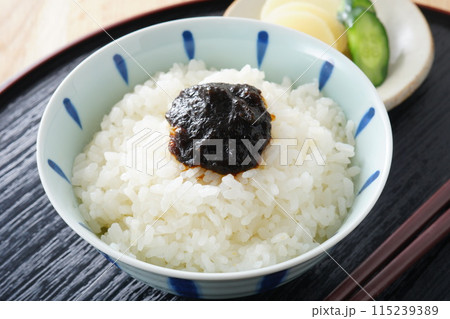 海苔の佃煮をのせたご飯 115239389