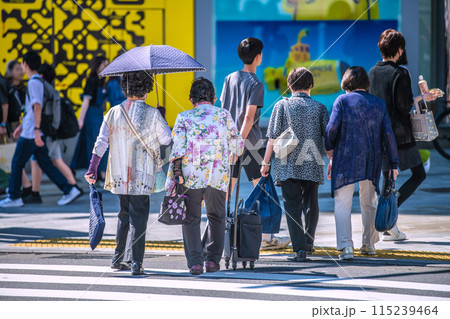 日本の東京都市景観 マ姿の高齢者らが…夏本番の猛烈な日差し…学んでほしいのだが…＝渋谷の宮益坂下 115239464