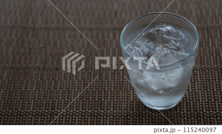 グラスに入った冷たい氷水と和風のランチマット グラスに入った冷たい氷水と和風のランチマット 115240097