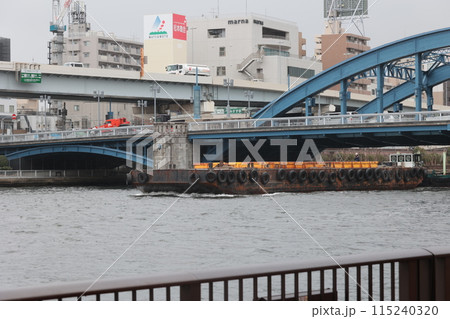 隅田川で台船を押す作業船 隅田川で台船を押す作業船 115240320