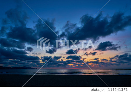 雲が迫り来る夕暮れ時の海岸 雲が迫り来る夕暮れ時の海岸 115241371