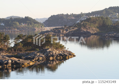 ノルウェー、ベルゲン沖の荒々しい自然の景観 ノルウェー、ベルゲン沖の荒々しい自然の景観 115243149