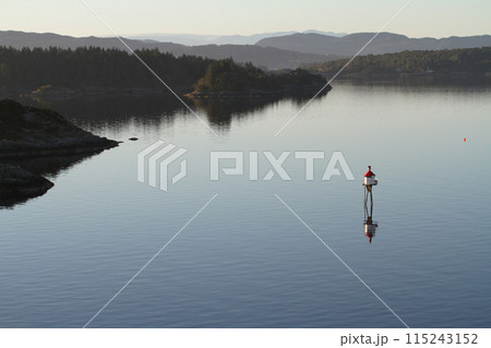 静寂なベルゲン沖の湖面神秘的な風景 115243152