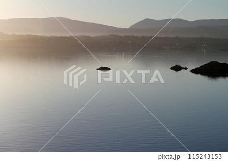 静寂なベルゲン沖の湖面神秘的な風景 静寂なベルゲン沖の湖面神秘的な風景 115243153
