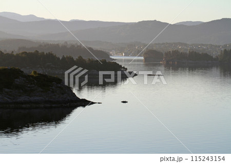 白夜に浮かぶノルウェー、ベルゲン沖の風景 白夜に浮かぶノルウェー、ベルゲン沖の風景 115243154