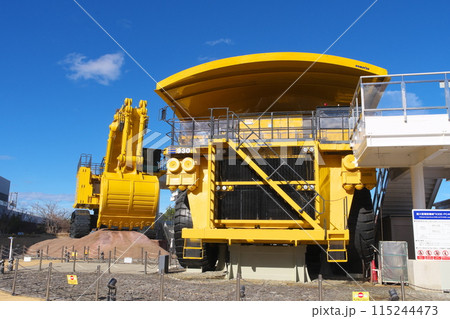 こまつの杜　超大型ダンプトラックと超大型油圧ショベル 115244473