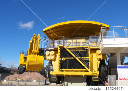 こまつの杜　超大型ダンプトラックと超大型油圧ショベル 115244474