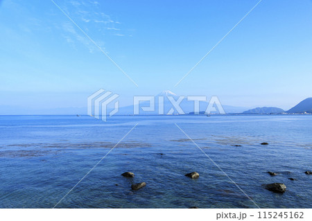 伊豆半島の静岡県沼津市内浦湾から見て富士山 115245162