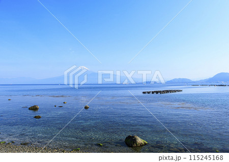 伊豆半島の静岡県沼津市内浦湾から見て富士山 115245168