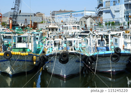 港に舫われている作業船 港に舫われている作業船 115245220