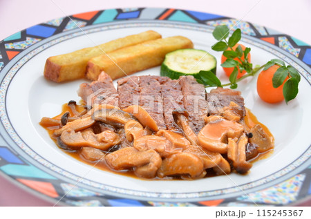 サーロインステーキとキノコのハーモニー、彩り野菜付き 115245367