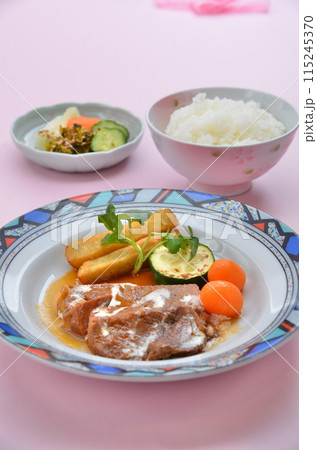 和風のタッチを加えたタンシチューと焼き野菜のセット 115245370