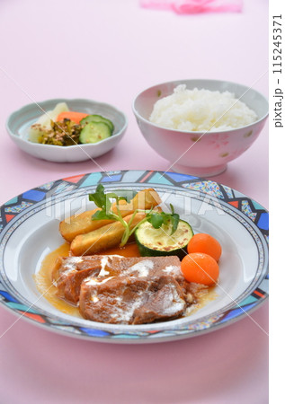 和風のタッチを加えたタンシチューと焼き野菜のセット 115245371