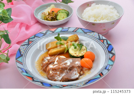 新鮮な野菜と共に味わうクリーミータンシチュー 115245373