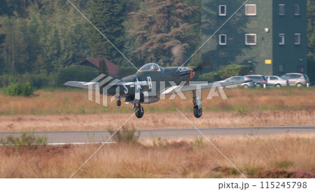 アメリカ軍P-51Dムスタング戦闘機の離陸 アメリカ軍P-51Dムスタング戦闘機の離陸 115245798