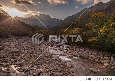 沈む夕日　宮之浦川渓谷　洋上アルプス屋久島(春 115246388
