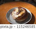 青いお皿とシナモンロール 115246585