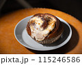 青いお皿とシナモンロール 115246586