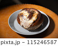 青いお皿とシナモンロール 115246587