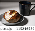 コーヒーと青いお皿とシナモンロール 115246589
