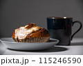 コーヒーと青いお皿とシナモンロール 115246590