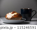 コーヒーと青いお皿とシナモンロール 115246591