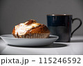 コーヒーと青いお皿とシナモンロール 115246592
