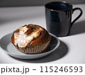コーヒーと青いお皿とシナモンロール 115246593