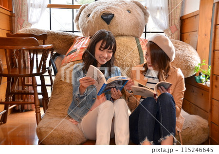 くつろぎの空間で交わす物語の時間 115246645