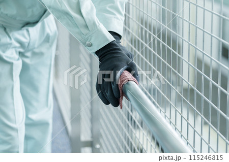 拭き掃除をする作業員 拭き掃除をする作業員 115246815