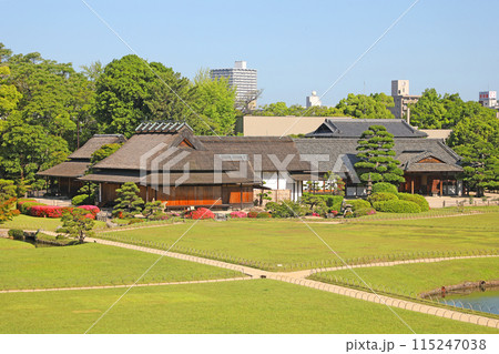 後楽園　唯心山から見た延養亭 115247038