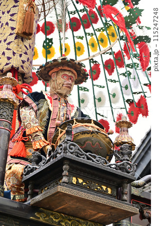 高岡の金工、漆工、染色などの優れた工芸を施した高岡御車山。御所車に鉾を立てた御車山。 115247248
