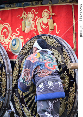 高岡の金工、漆工、染色などの優れた工芸を施した高岡御車山。御所車に鉾を立てた御車山。 115247253