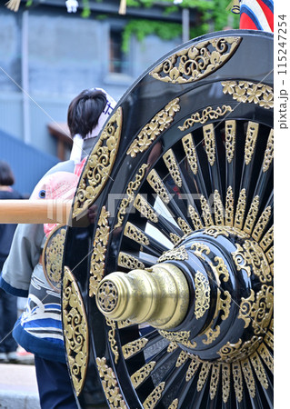 高岡の金工、漆工、染色などの優れた工芸を施した高岡御車山。御所車に鉾を立てた御車山。 高岡の金工、漆工、染色などの優れた工芸を施した高岡御車山。御所車に鉾を立てた御車山。 115247254