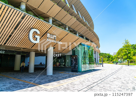【東京都】爽やかな青空が広がる新国立競技場の青山門 115247397
